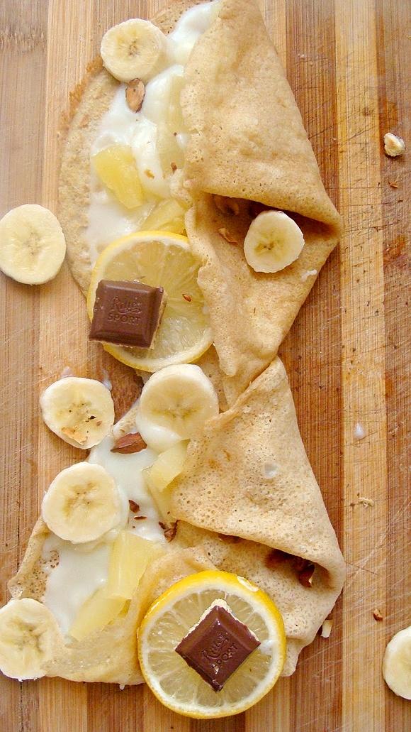Pełnoziarniste naleśniki z ananasem, bananem i migdałami