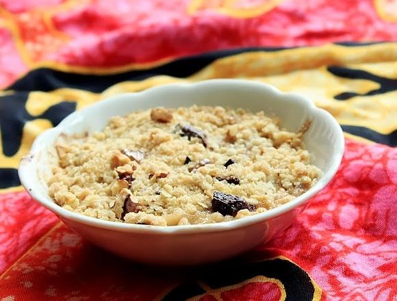 Crumble brzoskwiniowe z czekoladą