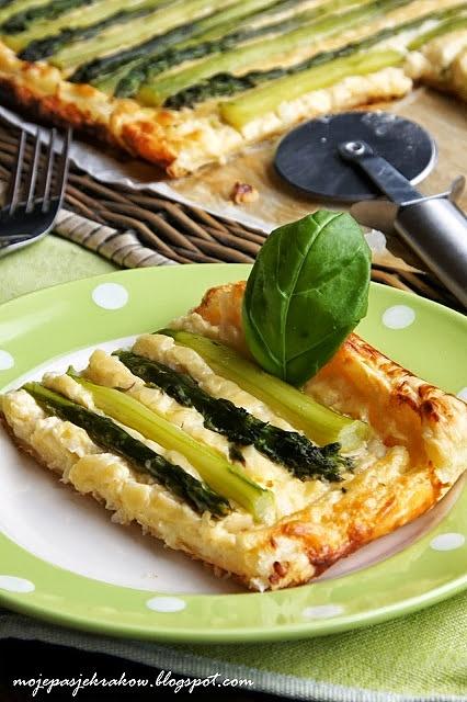 Tarta na francuskim cieście z serem i szparagami