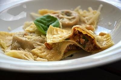 Ravioli z farszem z gorgonzoli, suszonych pomidorów i orzechów włoskich