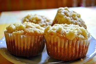 Muffinki z rabarbarem i kruszonką