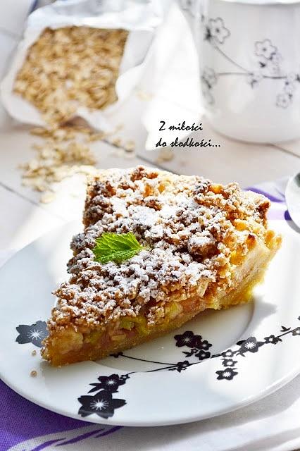 Tarta z jabłkami i rabarbarem posypana owsianą kruszonką