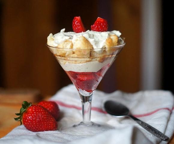 Deser z mascarpone, truskawkami i solonymi pistacjami