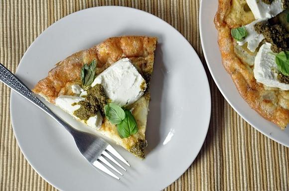 Frittata z ziemniakami, pesto i kozim serem