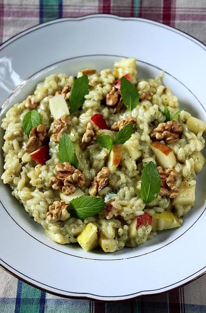 Jabłkowe risotto z orzechami włoskimi miętą i serem pleśniowym