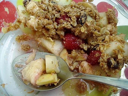 Śniadaniowe crumble owocowe z musli i imbirem