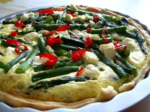 Tarta ze szpinakiem, szparagami i chili
