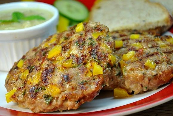 Grillowane burgery z papryką i sosem cebulowym