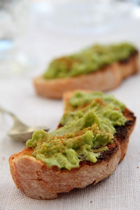 Bruschetta z avocado i chilli