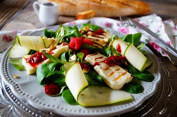 Sałatka z grillowanym serem halloumi i malinowym dressingiem