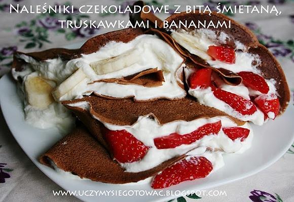 Naleśniki czekoladowe z bitą śmietaną, truskawkami i bananami