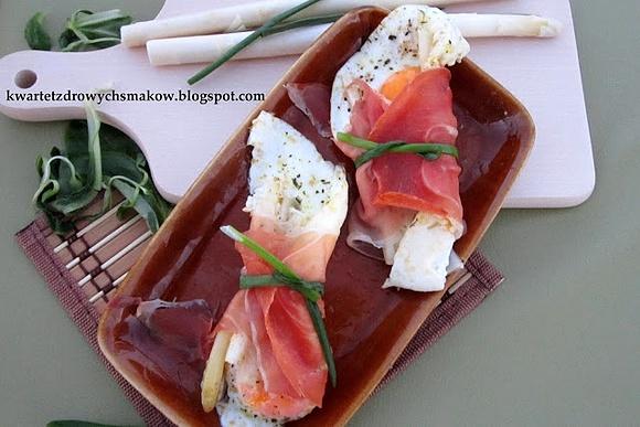 Szparagi z jajkiem w szynce parmeńskiej