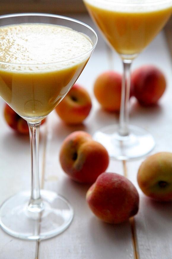 Pijane smoothie z owoców egzotycznych i alkoholu
