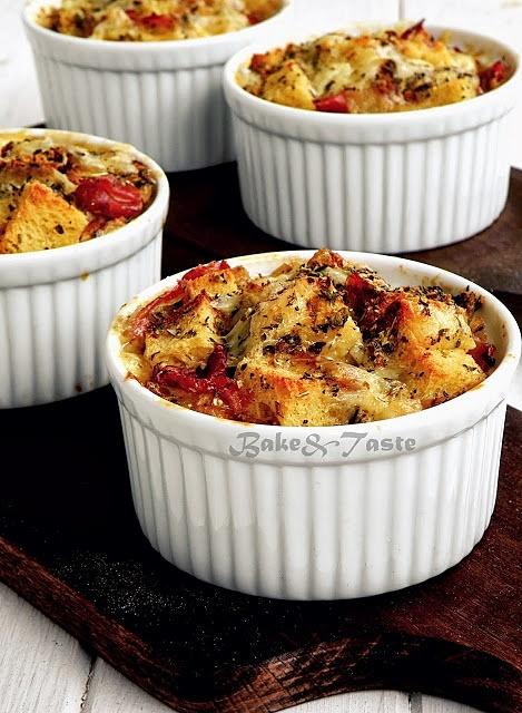 Pudding chlebowy z szynką serem i cebulką