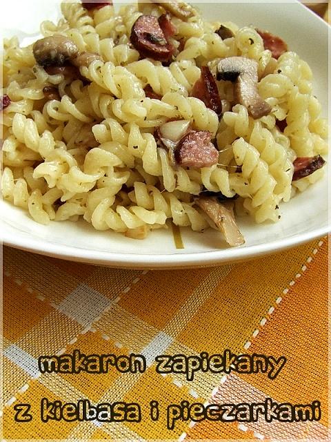 Makaron zapiekany z kiełbasą i pieczarkami