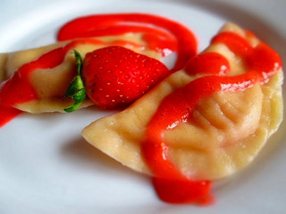 Pierogi z twarogiem i truskawkami w musem truskawkowym