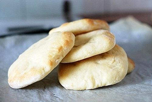 Jak zrobić pita - przepis na pieczywo pita do kanapek i burgerów