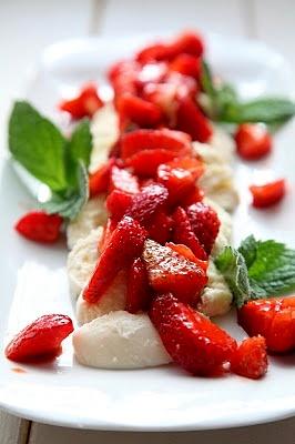 Mozzarella z sosem truskawkowym i świeżą miętą