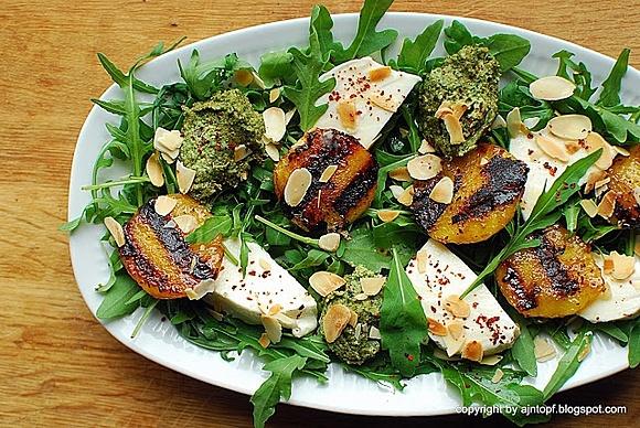 Sałatka z grillowanej brzoskwini, mozzarelli i miętowego pesto