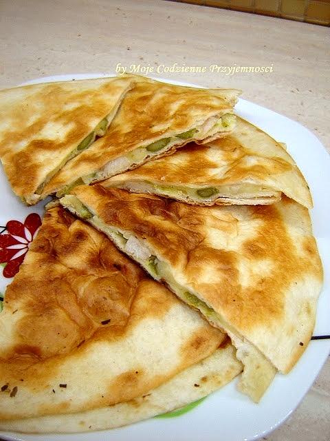 Quesadilla z kurczakiem, szparagami i serem