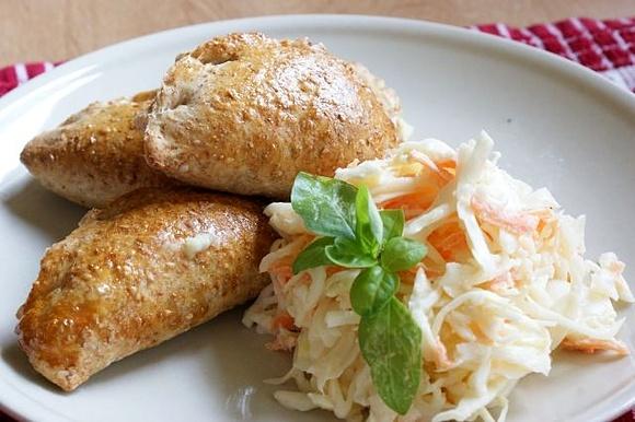 Pieczone pierogi ruskie z razowego ciasta drożdżowego