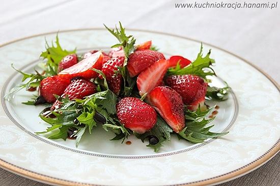 Sałatka z mizuną truskawkami i glazurą balsamiczną