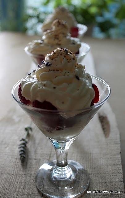Lawendowy krem z mascarpone i owocami
