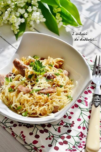 Makaron z bułką tartą i plastrami bekonu