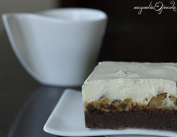 Sernik kajmakowy z brownie i orzechami