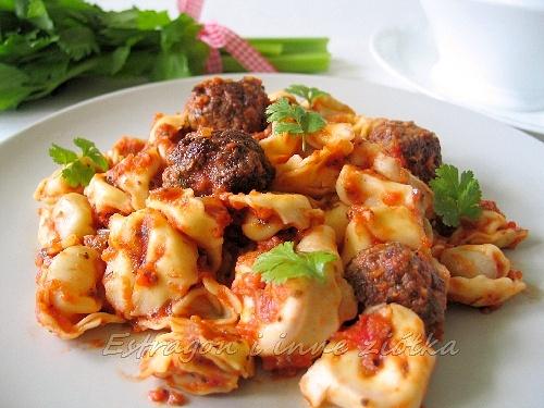 Tortellini w sosie paprykowo-pomidorowym z wołowymi klopsikami