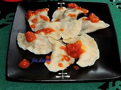Pierogi z kurczakiem, kurkami i szpinakiem