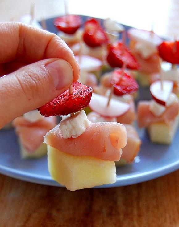 Koreczki z melona i polędwicy – letnia przekąska