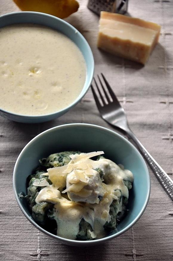Szpinakowe gnocchi z cytrynowym sosem