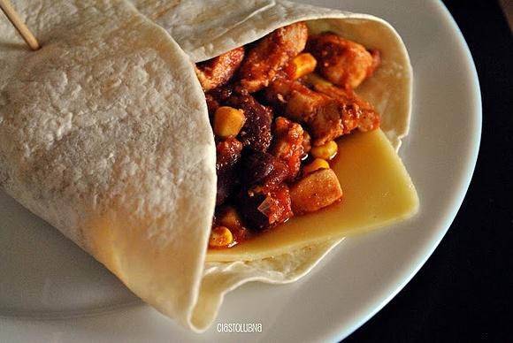 Kryzysowe burrito z sosem chili con carne