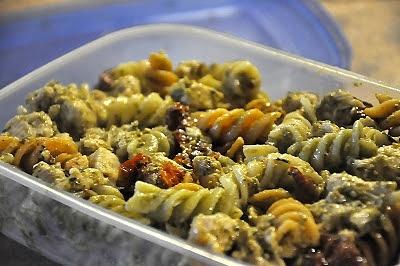 Lunchbox do pracy z penne, kurczakiem, oliwkowym pesto i suszonymi pomidorami