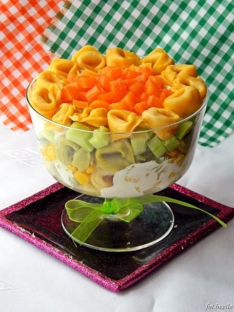 Sałatka Tricolore z tortellini, świeżymi warzywami i sosem czosnkowym
