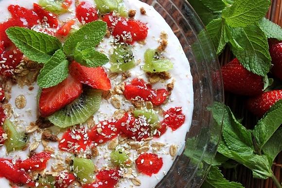 Jogurt z domowym muesli i musem miętowo-truskawkowym