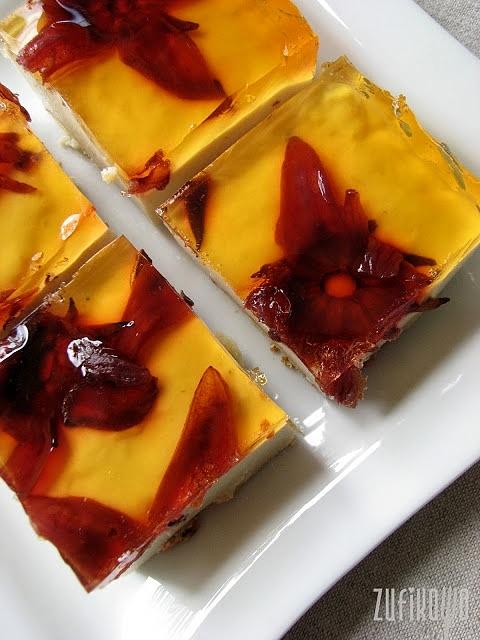 Bananowy serniczek z kwiatem hibiskusa bez pieczenia