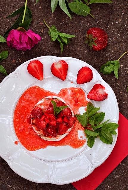Grillowany camembert z truskawkami i octem balsamicznym