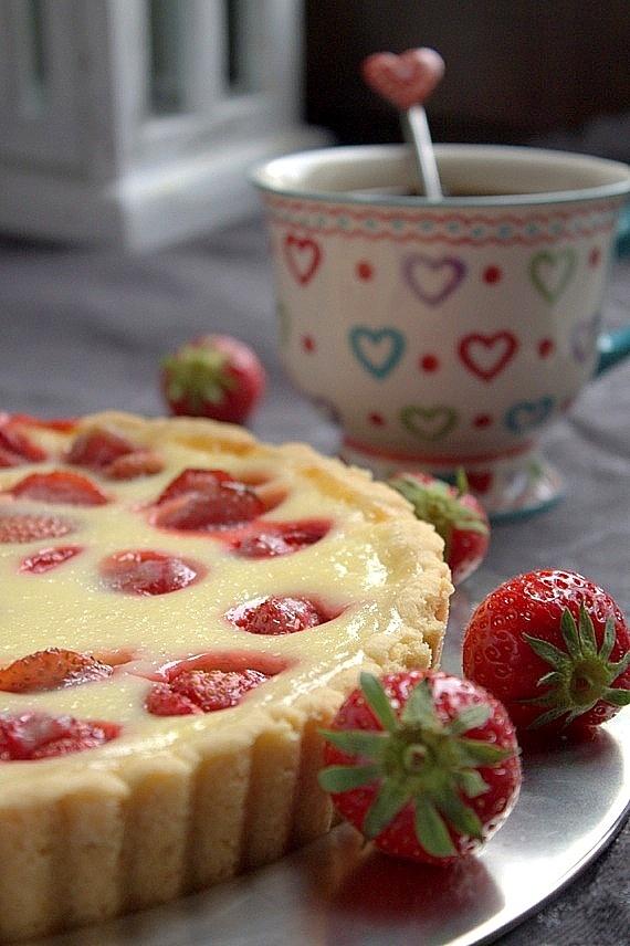 Pyszna tarta waniliowa z truskawkami