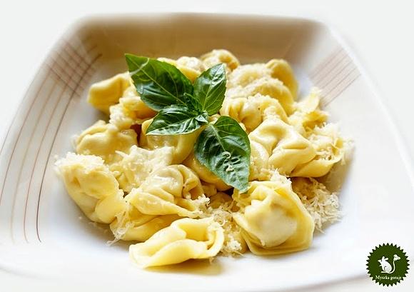Szybkie tortellini z szynką prosciutto i czosnkiem