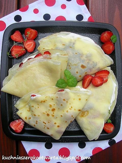 Naleśniki z truskawkami czekoladą i bitą śmietaną