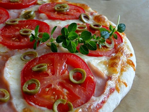Domowa pizza z idealnym ciastem - przepis krok po kroku