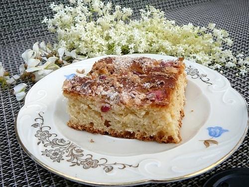 Placek drożdżowy z czereśniami, rabarbarem i kwiatową kruszonką