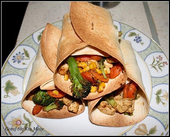 Tortilla zapiekana z kurczakiem i warzywami