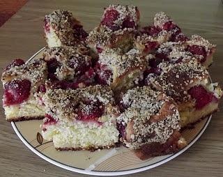 Drożdżowe ciasto bez zagniatania z truskawkami i orzechami