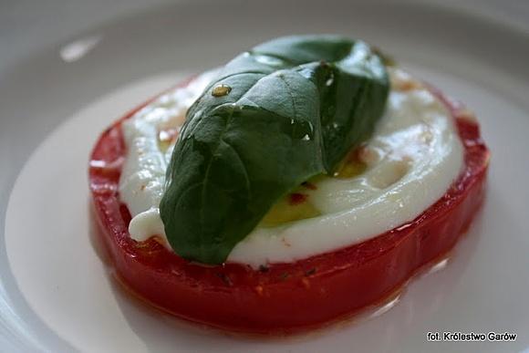 Sałatka Caprese na ciepło z pomidorów i mozzarelli