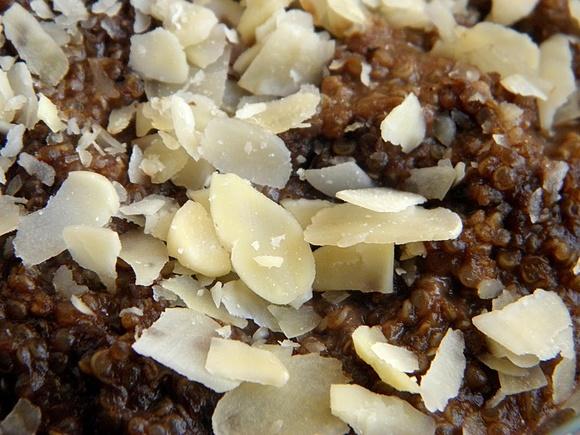 Pudding z quinoa i karobem na mleczku kokosowym