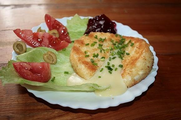 Smażony camembert z żurawiną na śniadanie