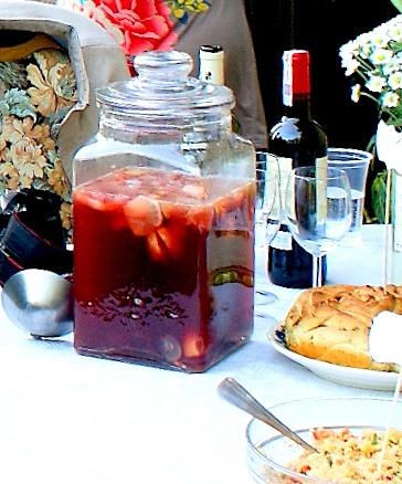 Sangria na garden party z owocami i alkoholem